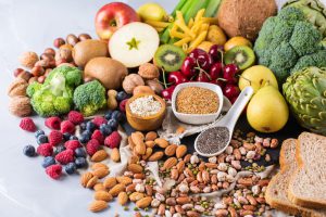 diversos alimentos, grãos, frutas, pães, legumes espalhados em alusão ao dia da saúde e nutrição