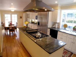 Cooktop a Gás com Coifa de Ilha em Aço Inox