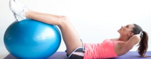 abdominal com as pernas na bola de ginastica