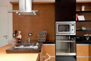 cozinha com coifa, forno, cooktop e lava louças