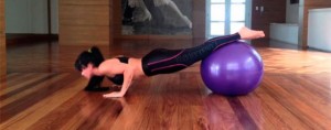 flexão com a bola de ginastica