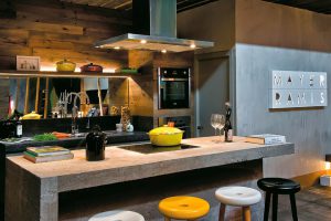 cozinha decorada com cooktop instalado