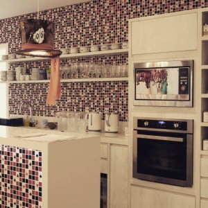 cozinha decorada com forno elétrico de embutir