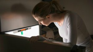 mulher abrindo geladeira defrost