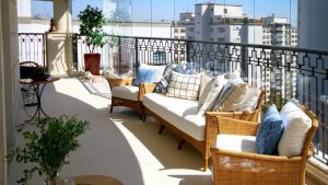 varanda com sofás e cadeiras