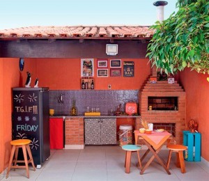 churrasuqiera com detalhes coloridos e posteres