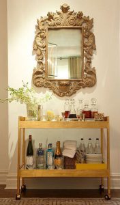 bar em casa com espelho moldurado