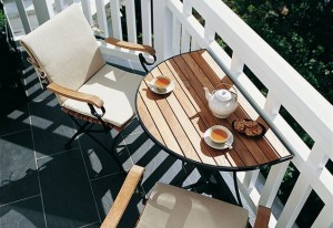conjunto de mesa e cadeira na varanda