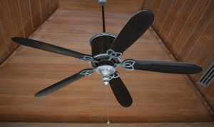 ventilador em teto de madeira