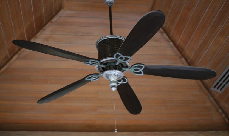 ventilador em teto de madeira