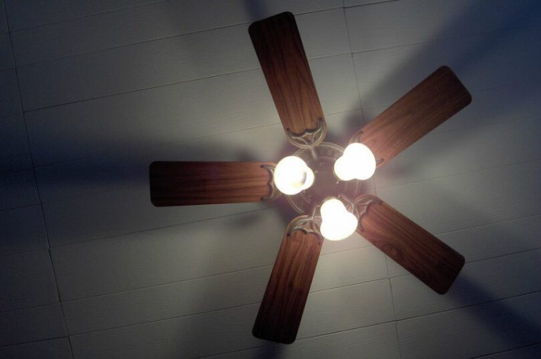 ventilador de teto com luz acesa