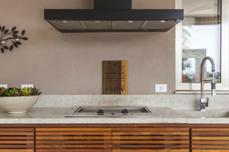 Coifa de parede em cozinha