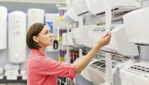 mulher escolhendo ar condicionado