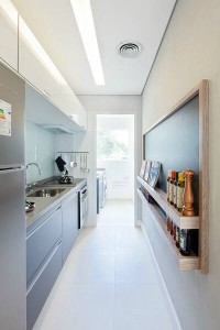 Cozinha com iluminação natural e artificial