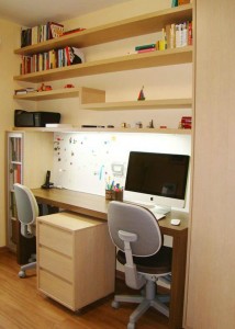 Escritório com prateleiras