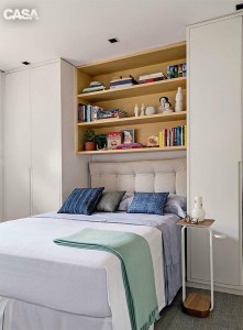 Quarto pequeno com prateleiras em cima