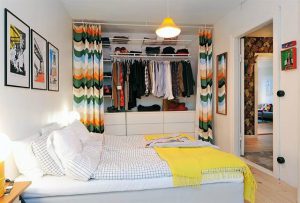 Quarto branco com closet