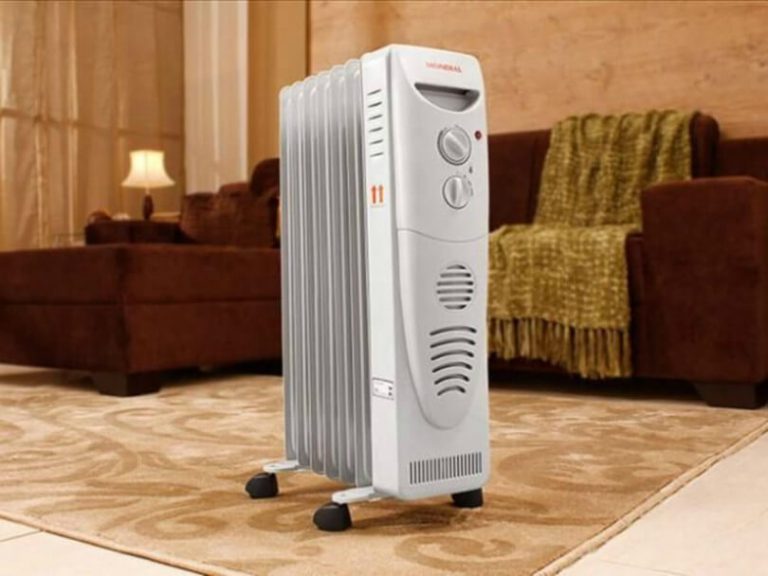 Aquecedor a óleo branco em uma sala