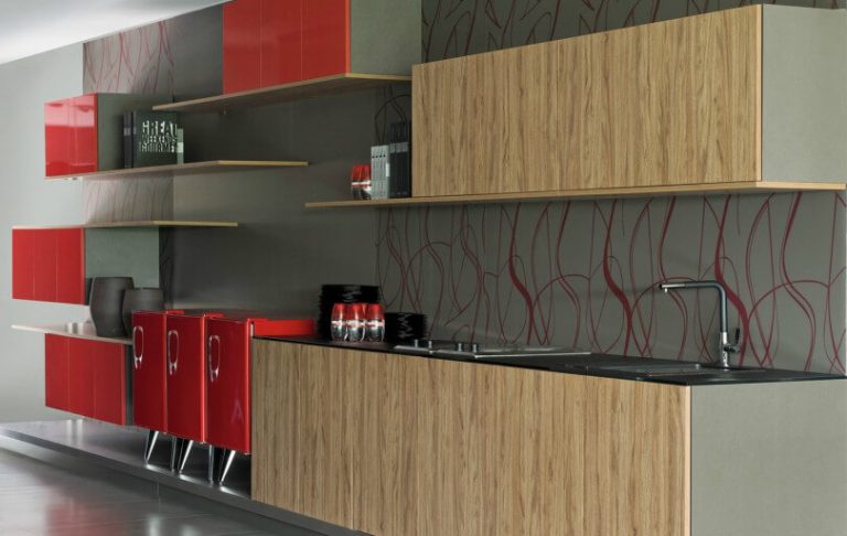 Cozinha com móveis coloridos