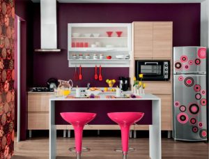 Cozinha com bancos rosa e eletrodomésticos coloridos