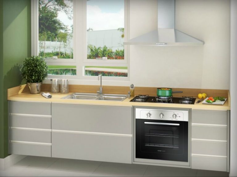 Cozinha em tons sóbrios com forno elétrico de embutir