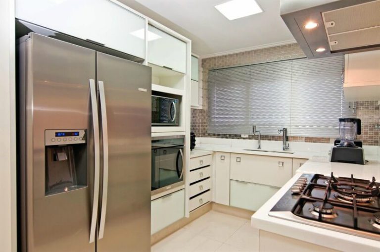 Cozinha com geladeira duas portas
