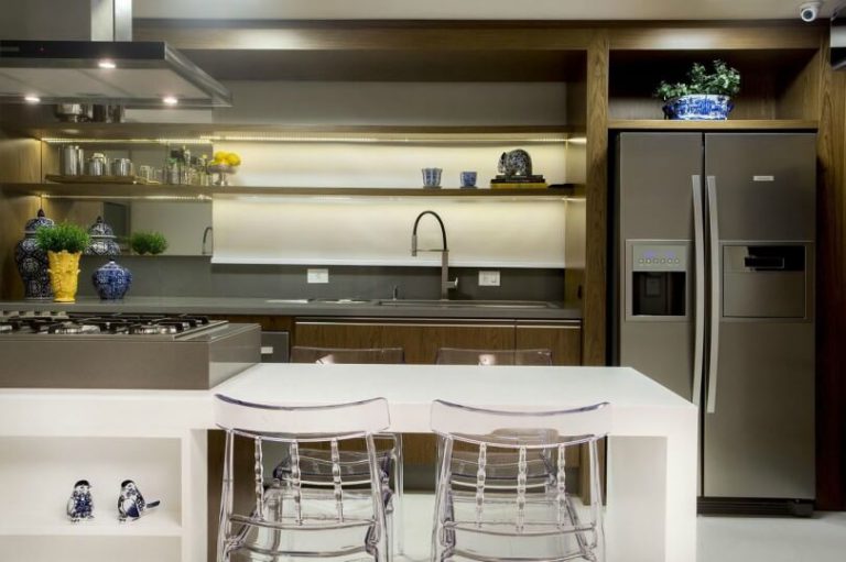 cozinha com geladeira