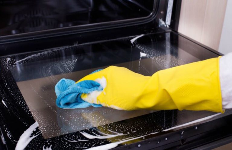 limpando forno elétrico
