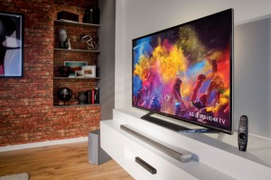 TV 4k em uma sala de estar com imagens coloridas na tela