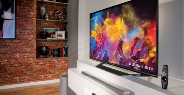 TV 4k em uma sala de estar com imagens coloridas na tela