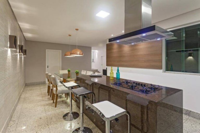 Cozinha com coifa de ilha