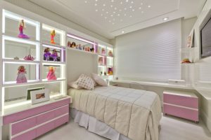 Quarto infantil bem iluminado