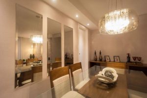Sala de jantar com espelhos