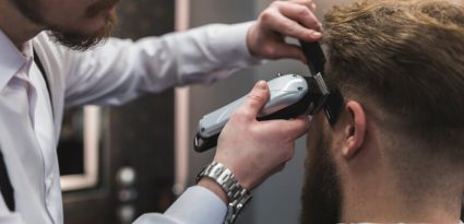 Homem cortando o cabelo no barbeiro