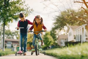 crianças com bicicletas