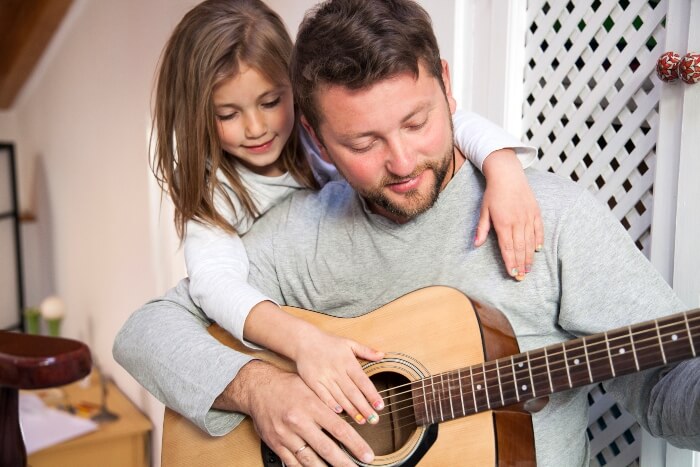 pai e filha tocando violao