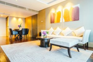 Sala de estar com quadros na decoração