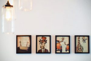 Parede com quadros decorativos em sequência