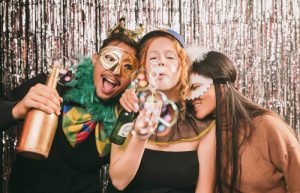 Amigos fantasiados em festa de carnaval