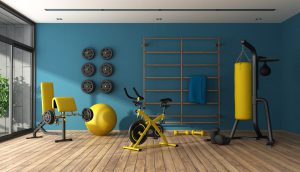 mini academia montada dentro de casa para prática de exercícios físicos