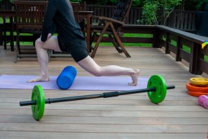 mini academia montada na varanda para praticar exercícios físicos