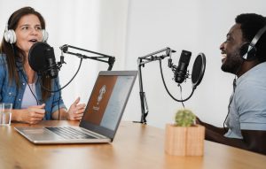 gravação de podcast em estúdio acústico