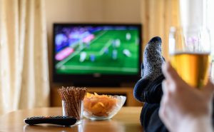pessoa assistindo aos jogos da copa do mundo