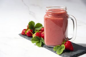 vitamina de morango feita com o Blender Zoop Contrast Cadence com 2 Jarras - black friday webcontinental