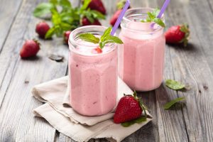 vitamina de morango feita com o Blender Zoop Contrast Cadence com 2 Jarras - black friday webcontinental