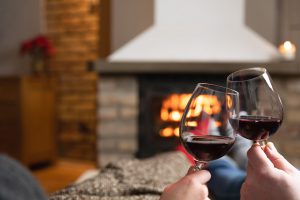 checklist de inverno - vinho e lareira