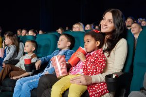 crianças com seus pais no cinema
